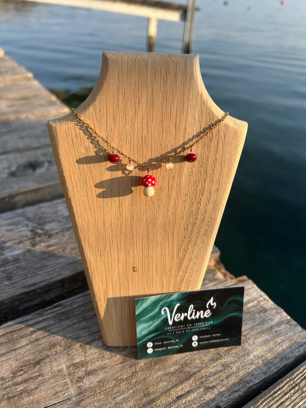 Collier pendentif champignon rouge sur buste en bois avec boucles d'oreilles assorties au bord de l'eau