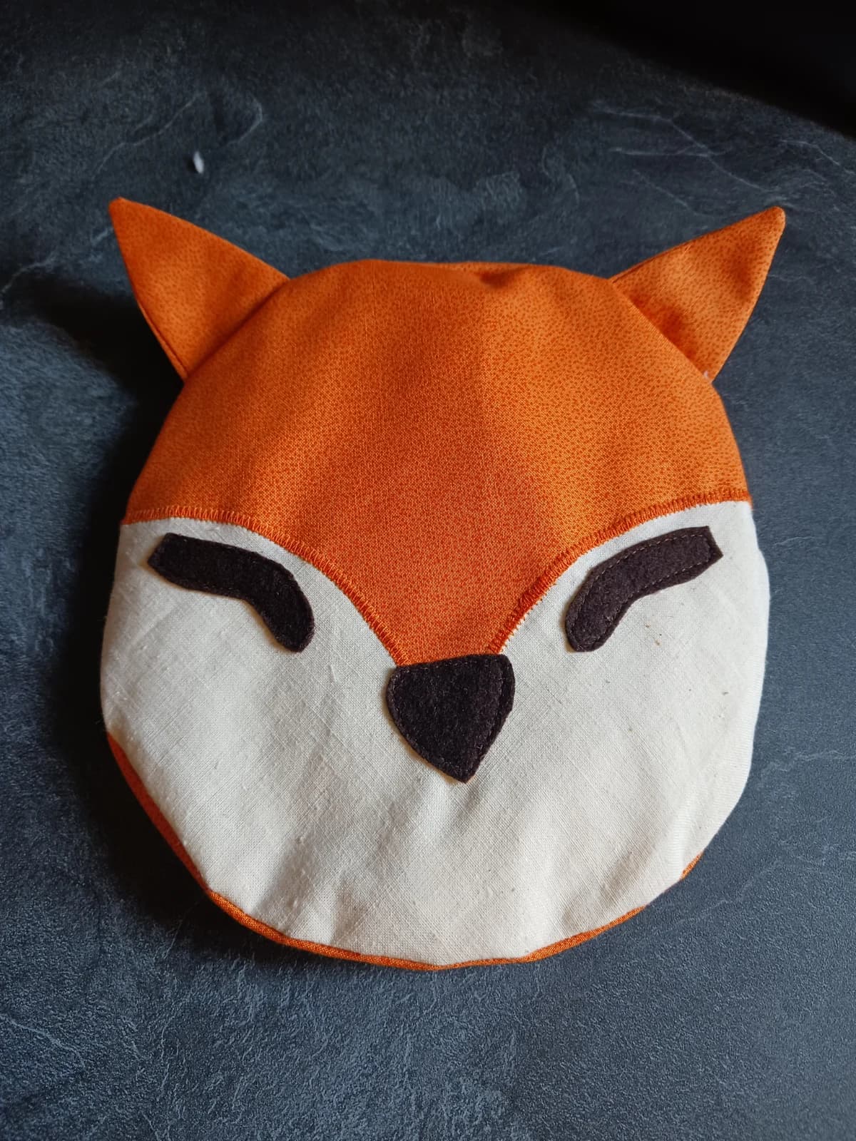Coussin bouillotte en tissu en forme de tête de renard stylisée orange et écru