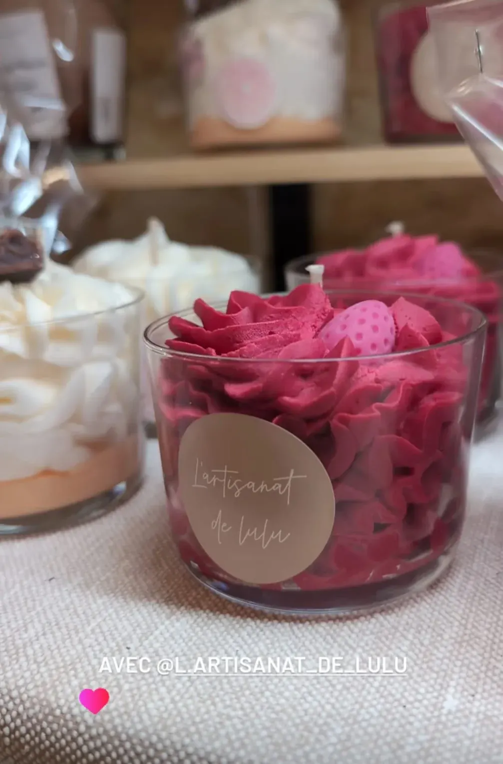 Bougie en pot transparent à la cire pochée rose intense avec motif fruité en relief